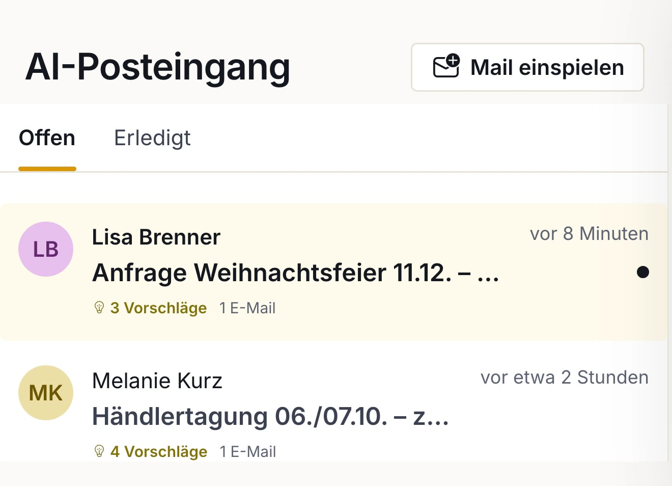 Ausschnitt AI-Posteingang: eingegangene Kundenanfragen mit Anzahl der AI-Vorschläge je E-Mail